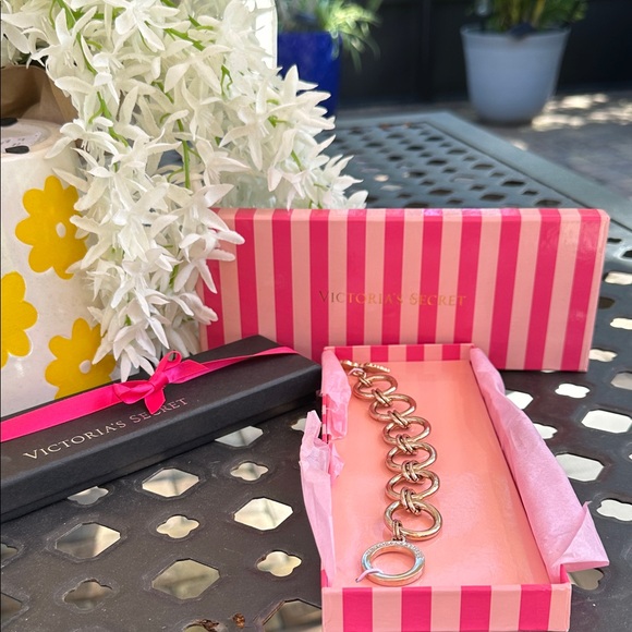 Victoria's Secret Pink Gold Chain Bracelet - Picture 1 of 8